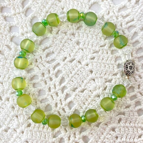 Floral Charm Green Glass Beaded Stretch Bracelet - Picture 2 of 2